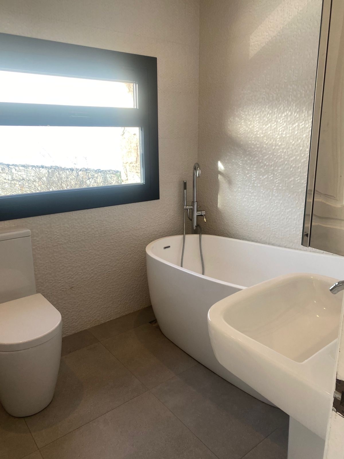 Main Bathroom Suite - Detail View